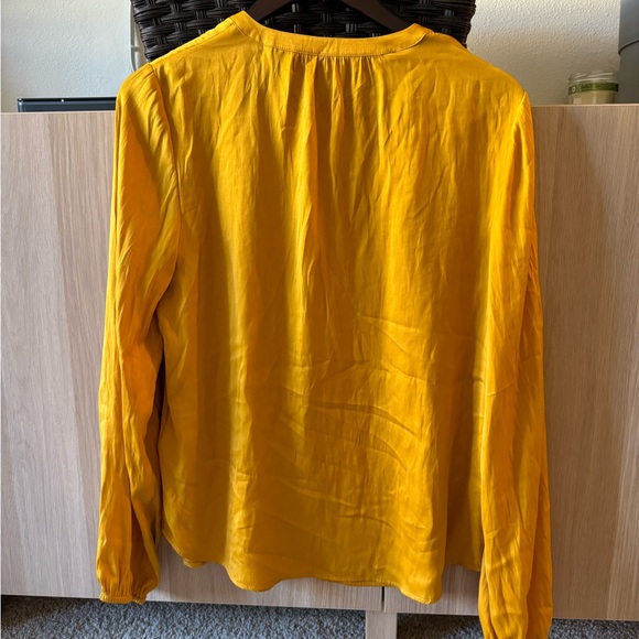 Banana Republic women’s Medium Tall blouse - Picture 3 of 3